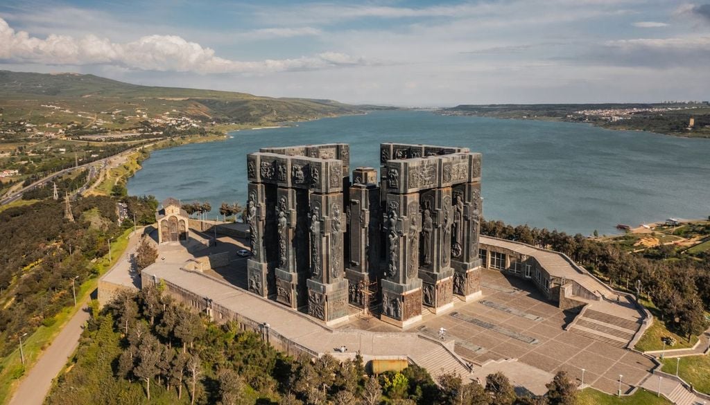 smart working 2026 Il memoriale della storia della Georgia e il lago artificiale di Tblisi