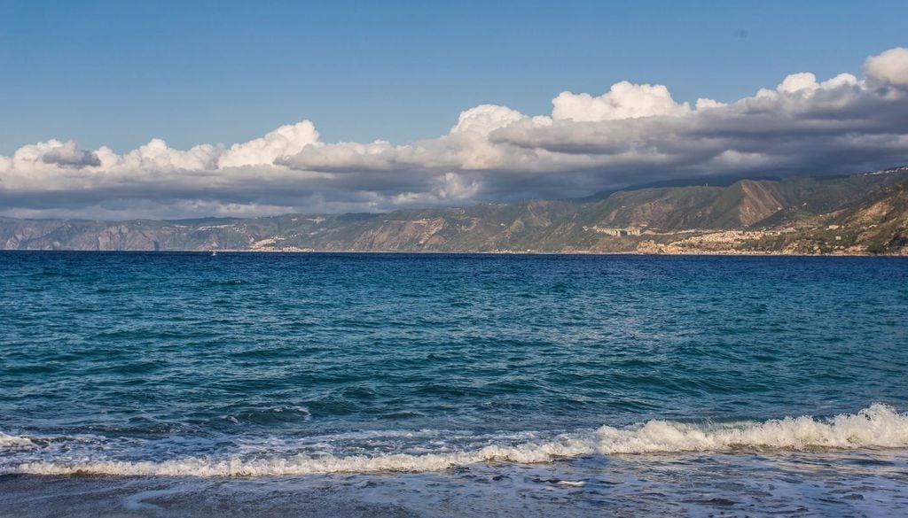 Stretto di Messina. Il catalizzatore del fenomeno è la conformazione del fondale. Nell’imboccatura Nord dello Stretto si trova una "sella" sottomarina, un rilievo che riduce la profondità del mare a circa 72 metri nel punto più stretto, tra Ganzirri e Punta Pezzo.