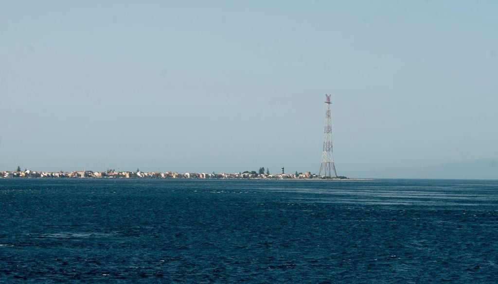 Stretto di Messina. La caratteristica più sorprendente delle onde interne è la loro interazione con la superficie. L'energia dell'onda viaggia in profondità, lasciando il livello del mare geometricamente orizzontale. Una nave non beccheggia e non sale lungo il profilo dell'onda.