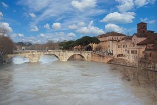 Le piene del Tevere più impressionanti degli ultimi anni: 'molti metri sopra il livello attuale'”