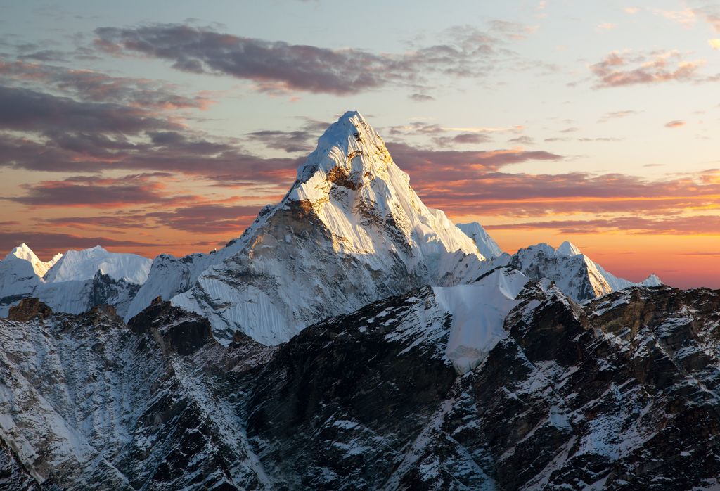 L'Himalaya se situe au sud du plateau tibétain, formant une barrière naturelle gigantesque qui sépare le plateau du reste du sous-continent indien. L'Himalaya se situe au sud du plateau tibétain, formant une barrière naturelle gigantesque qui sépare le plateau du reste du sous-continent indien.