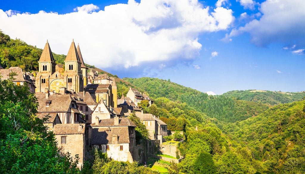Conques-en-Rouergue Aveyron France Abbatiale Montagne L'abbatiale de Sainte-Foy à Conques-en-Rouergue en Aveyron, élu plus beau village du monde.