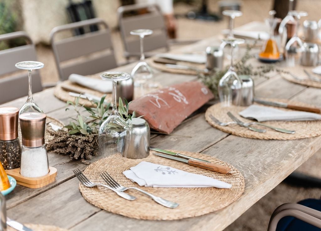 Tons neutres et fleurs séchées pour une table champêtre.