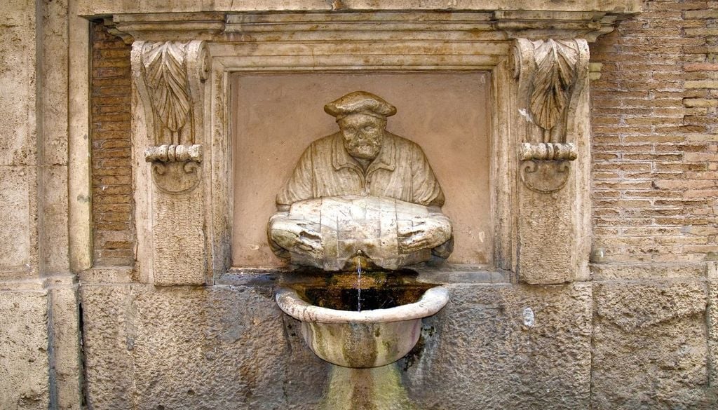 La statua del Facchino, la fontana in marmo che si trova in via Lata
