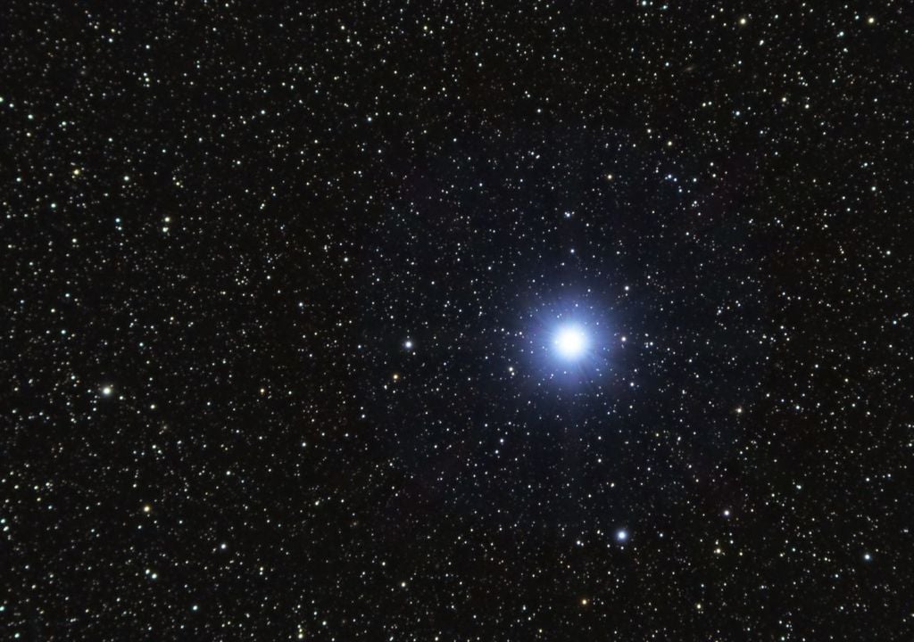 Liridi - Vega La stella Vega, nella costellazione della Lira, si trova a 25 anni luce dalla Terra ed è una delle più luminose del cielo