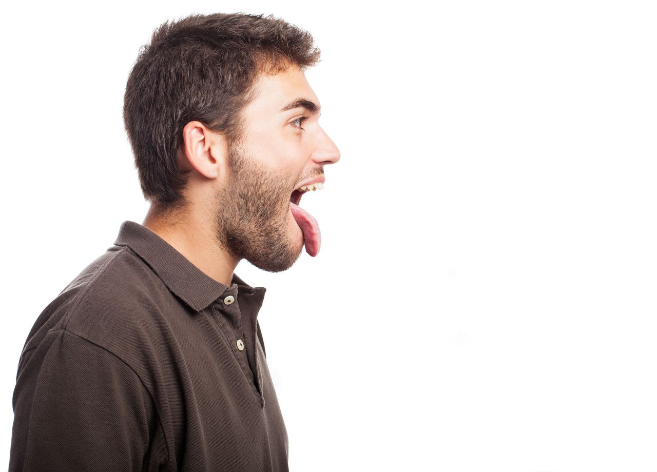 Открытый рот мужчины. Мужчина с открытым ртом в профиль. Человек в профиль с высунутым языком. Мужчина с вытянутым языком.