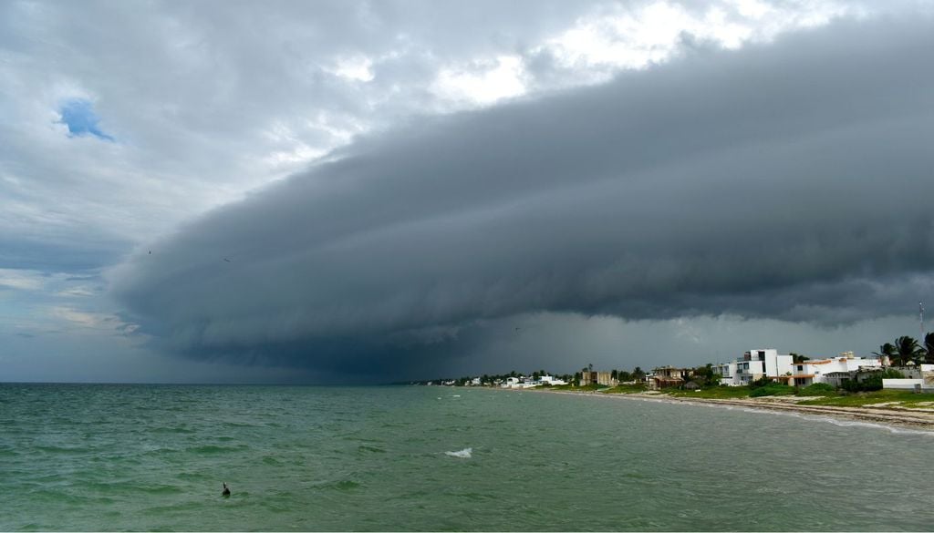 Fenomeni climatici estremi legati all'aumento della temperatura del mare causano danni per miliardi alle città costiera