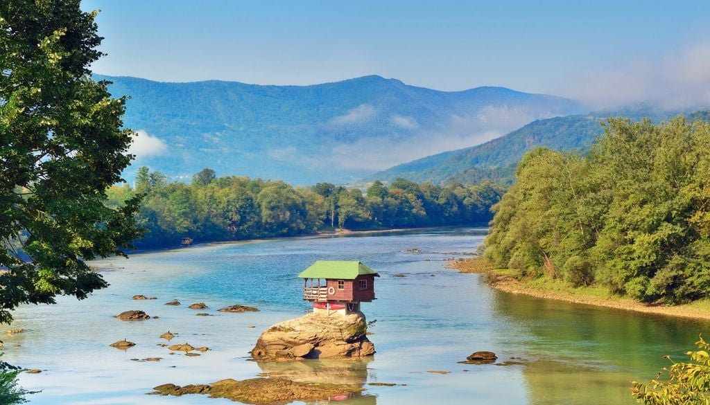 Il fiume Drina che attraversa la foresta tra le cime dei Balcani