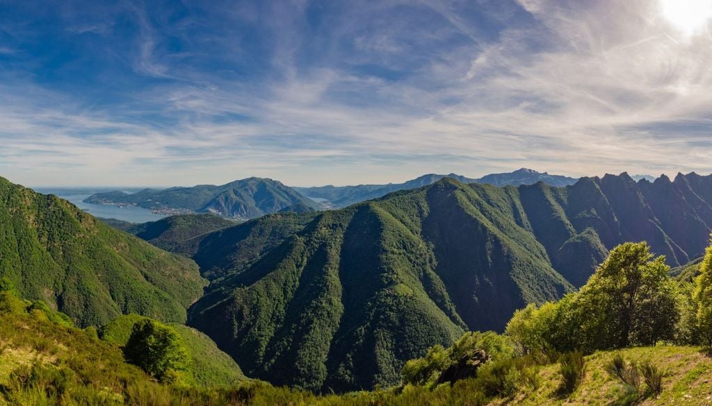 Il panorama sulle montagne coperte da boschi nella Val Grande, con il Lago Maggiore sullo sfondo