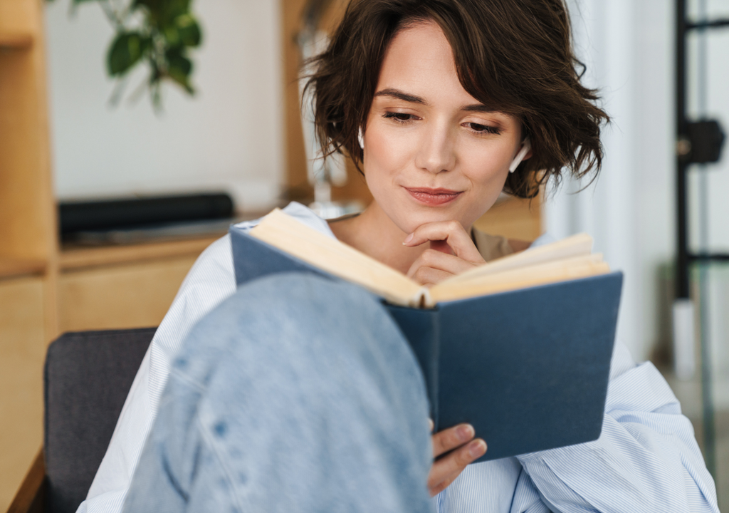 Leer regularmente mejora la memoria, reduce el estrés y puede prevenir enfermedades como el Alzheimer, según estudios científicos. Leer regularmente mejora la memoria, reduce el estrés y puede prevenir enfermedades como el Alzheimer, según estudios científicos.