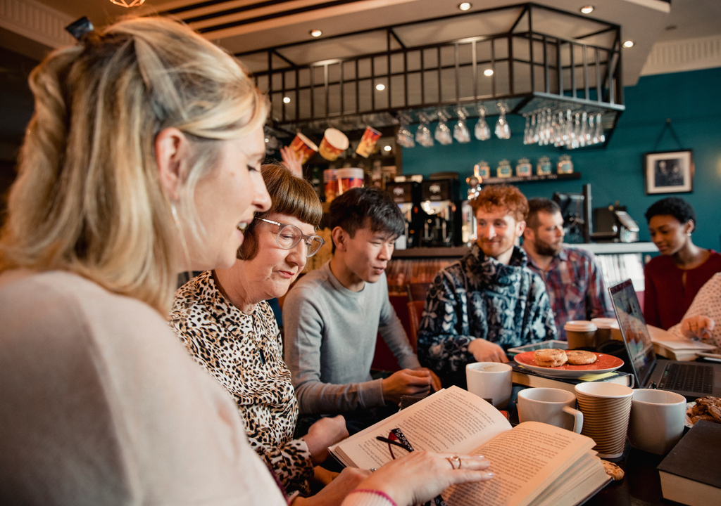 Clubes de lectura, bibliotecas y comunidades digitales reavivan el hábito lector: la lectura nos necesita tanto como nosotros a ella. Clubes de lectura, bibliotecas y comunidades digitales reavivan el hábito lector: la lectura nos necesita tanto como nosotros a ella.