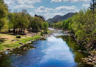 Lejos del turismo masivo: los 3 rincones escondidos de las sierras de C&oacute;rdoba para "matear" frente al agua