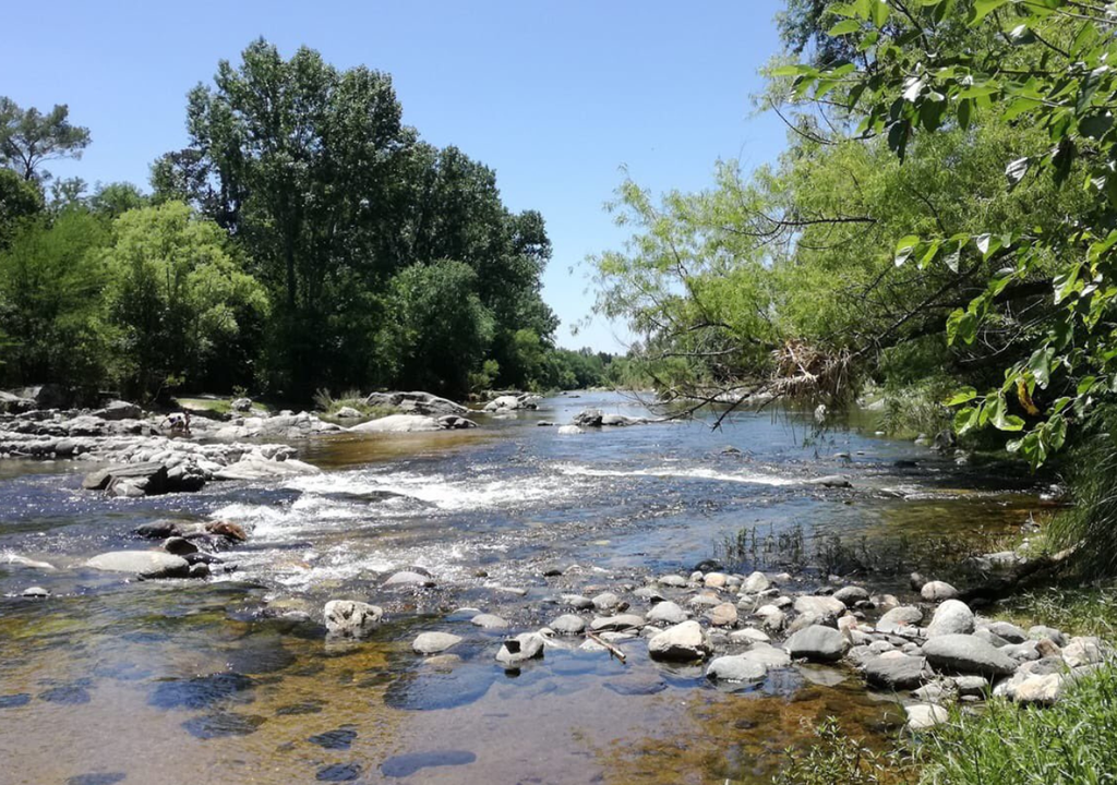 Sierras de Córdoba El camino hacia la playa Los Talas, sobre el río Anisacate, está decorado por frondosos árboles al costado del camino y espacios de un cautivante verde. Foto: X @turismocba