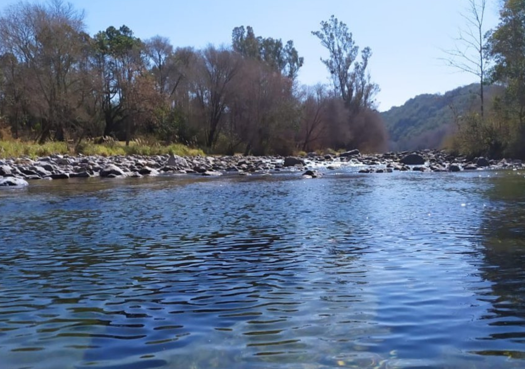 SIerras de Córdoba La costa de la playa Los Talas hipnotiza a sus visitantes, quienes llegan a sentir que el tiempo se detiene en el lugar. Foto: X @turismocba