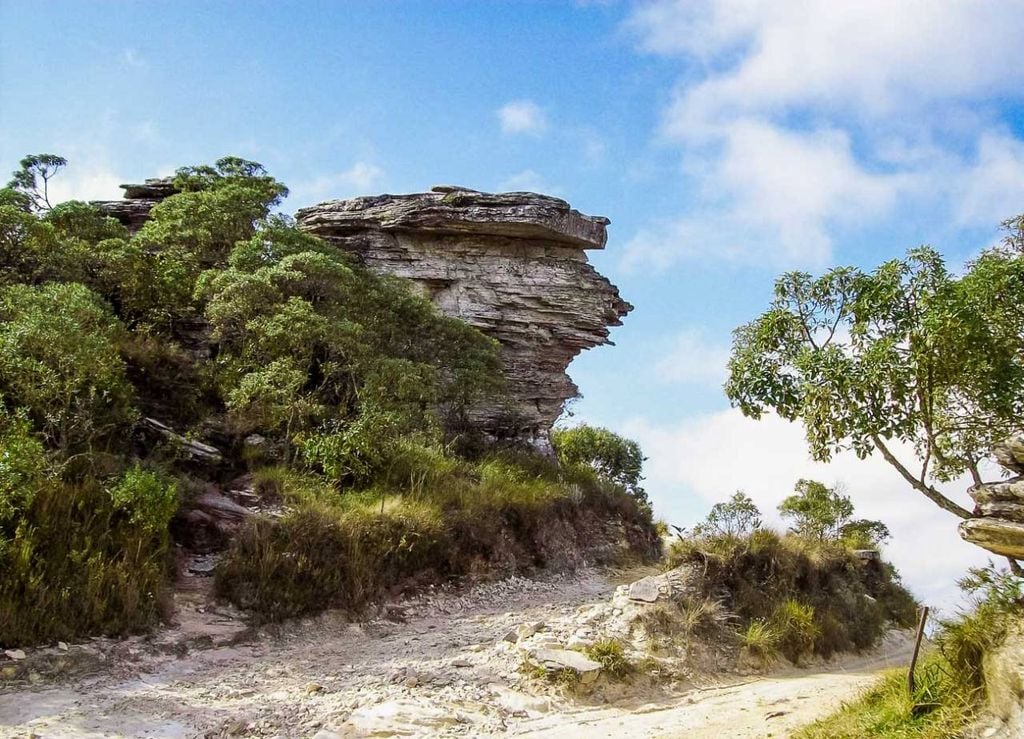 A famosa Pedra da Bruxa, em São Thomé das Letras (MG). Crédito: Sylvio Bazote/Flickr.