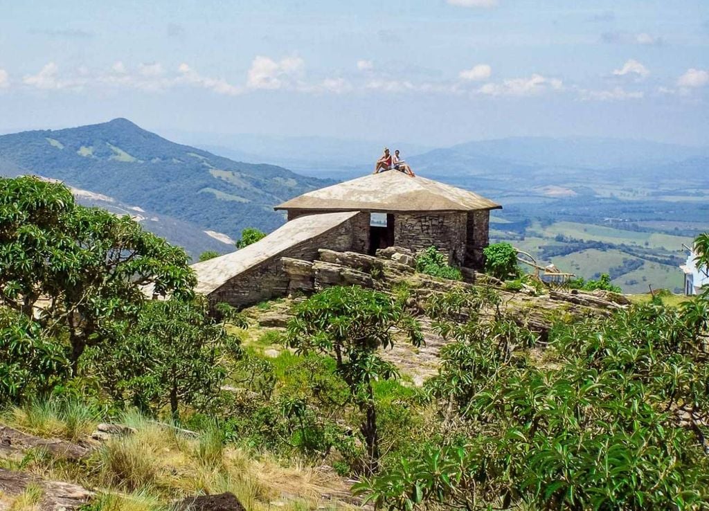 Vista da Casa da Pirâmide, em São Thomé das Letras (MG). Crédito: Sylvio Bazote/Flickr.