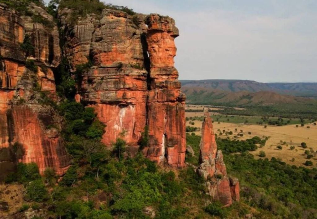 A Serra do Roncador é famosa por seus mistérios, formações rochosas e cachoeiras de águas cristalinas. Crédito: Divulgação.