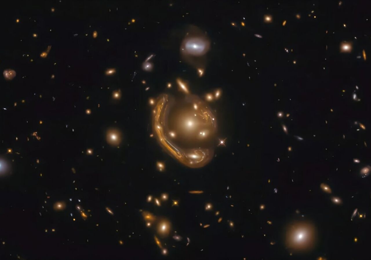 O Telescópio Espacial Hubble captura uma lente gravitacional impressionante chamada GAL-CLUS-022058s. Aqui, um aglomerado de galáxias deforma uma galáxia ao fundo, dando-nos uma visão de perto de como era esta galáxia há 9 biliões de anos. Crédito: ESA/Hubble e NASA, S. Jha.