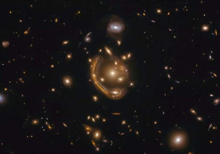 Lentes gravitacionales: las lupas cósmicas que revelan los secretos del universo