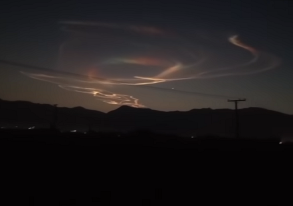 Lenticulariswolken sind für gewöhnlich in Gebirgsnähe anzutreffen, hier über der Bergregion Koh-e-Murdar. Lenticulariswolken sind für gewöhnlich in Gebirgsnähe anzutreffen, hier über der Bergregion Koh-e-Murdar.