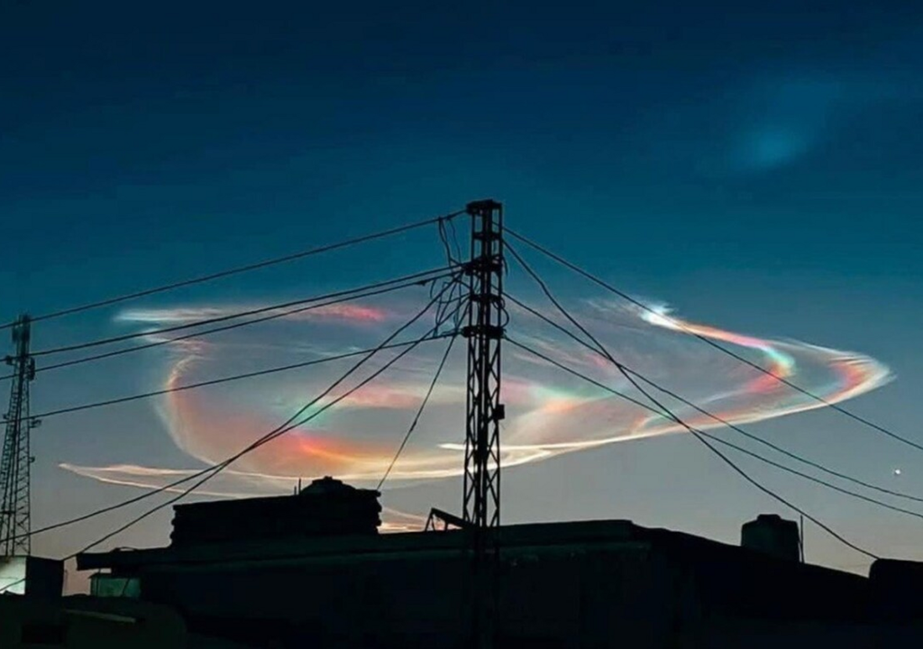 Die über der pakistanischen Stadt Quetta schwebende Wolke wurde in der Morgendämmerung gesichtet. Die über der pakistanischen Stadt Quetta schwebende Wolke wurde in der Morgendämmerung gesichtet.