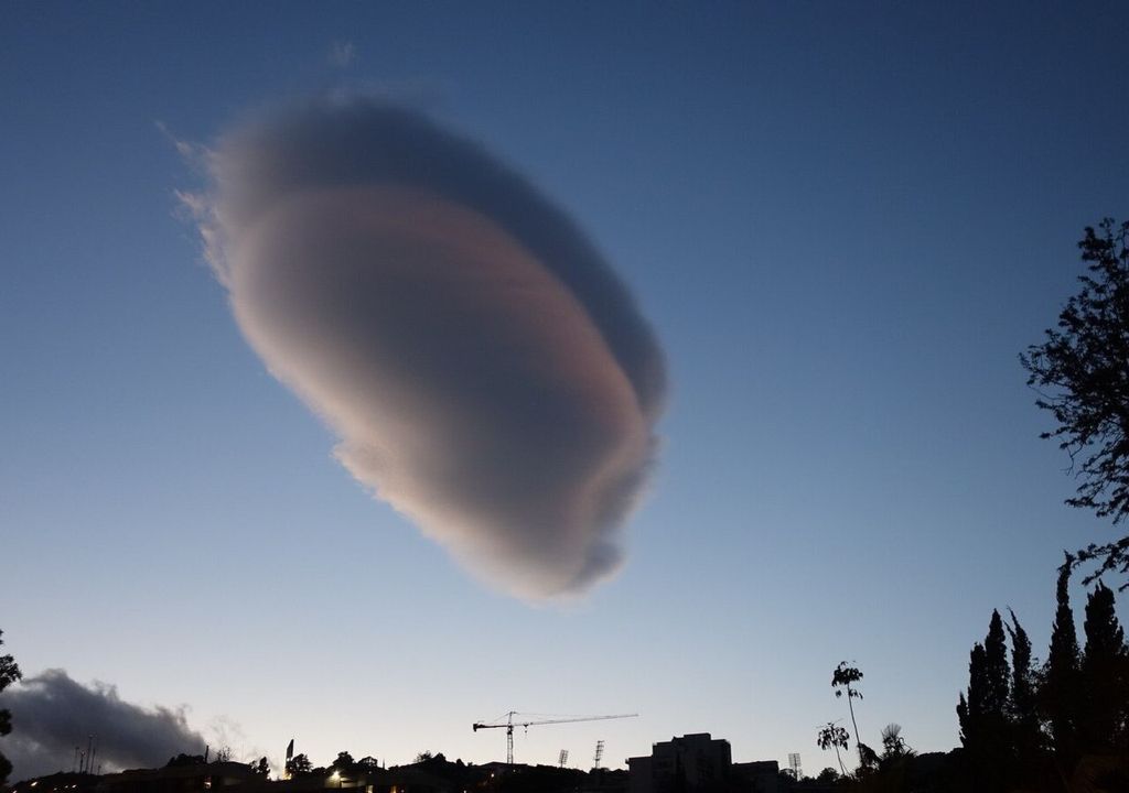 Geschichtete Lenticulariswolke über Funchal, Madeira. Geschichtete Lenticulariswolke über Funchal, Madeira.