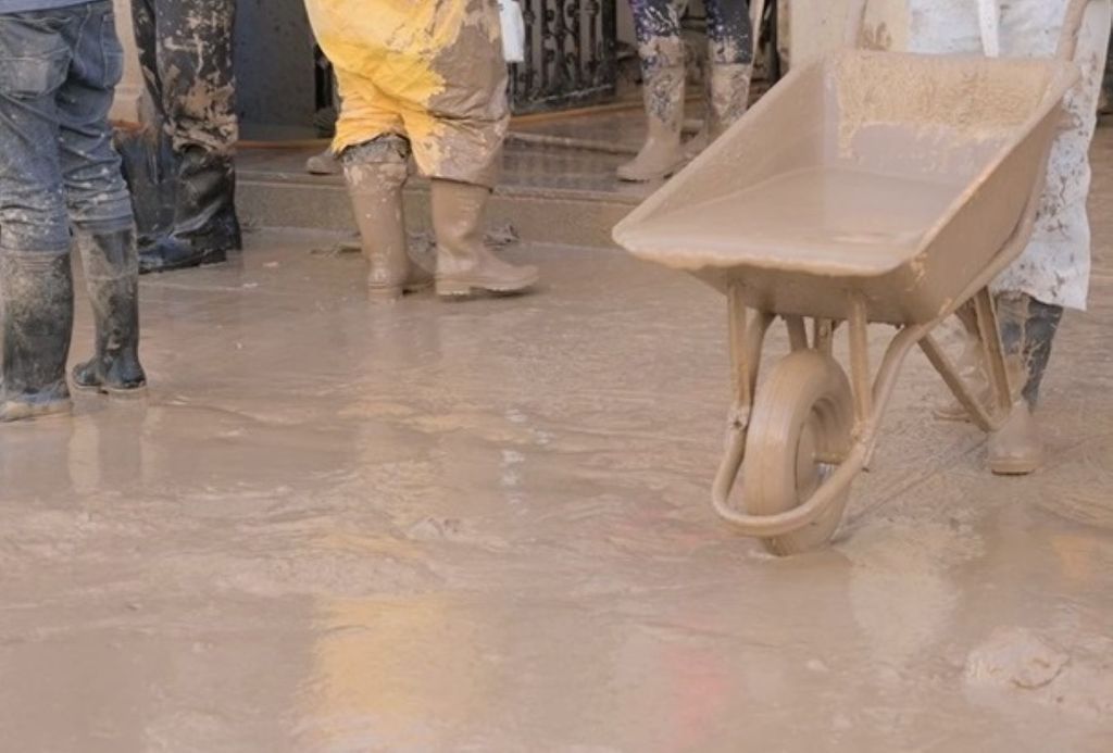 El lodo después de una inundación está altamente contaminado.