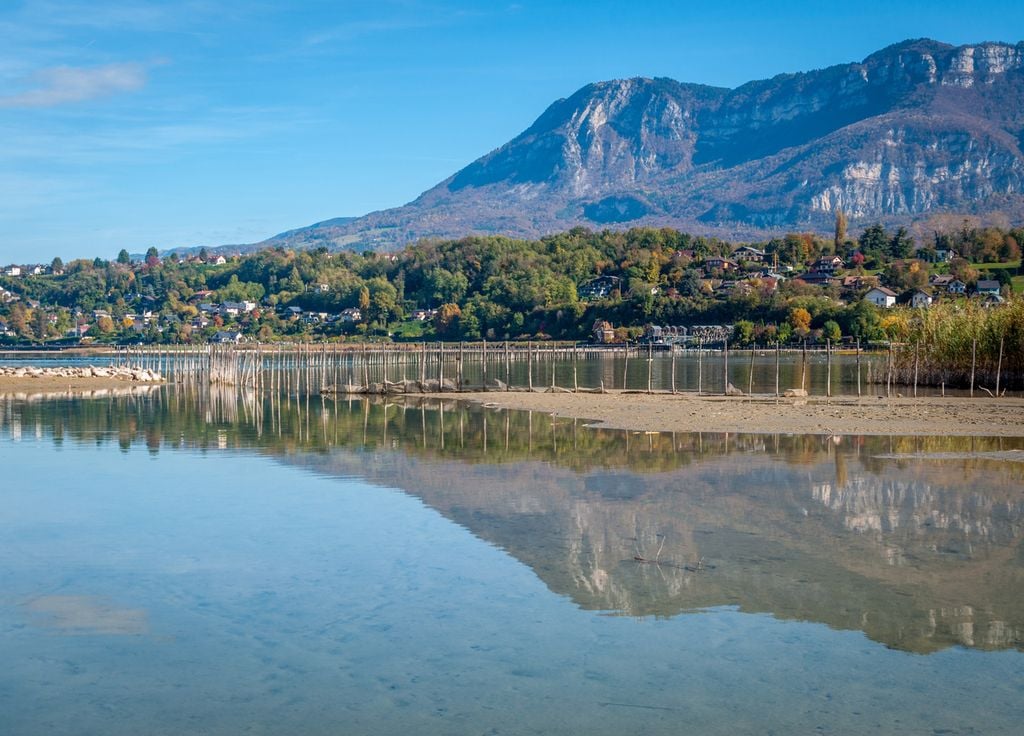 Le lac du Bourget et les montagnes alpines offrent un cadre naturel idéal pour se ressourcer.