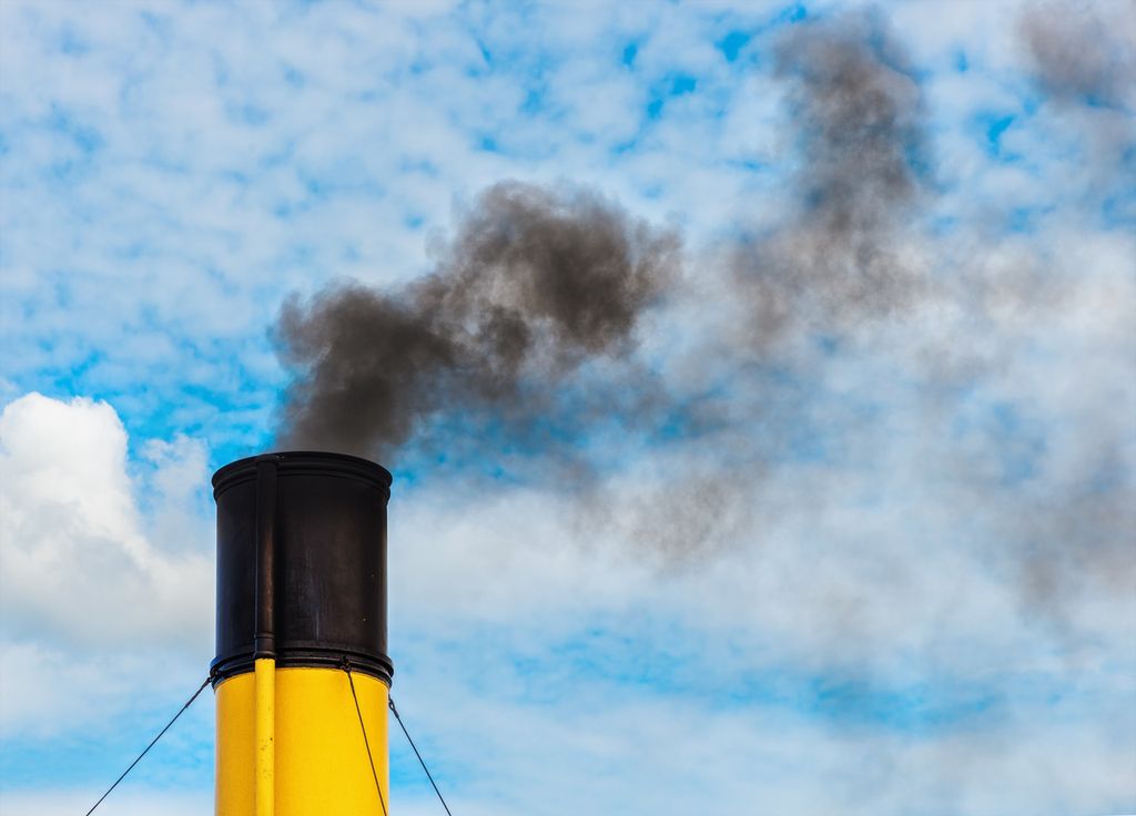 Navire pollution crime environnemental fumée cheminée