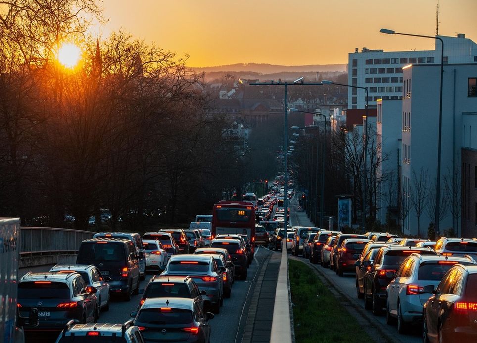 Türkisblaue Scheinwerfer, bald auch auf den Straßen: Warum diese Revolution?