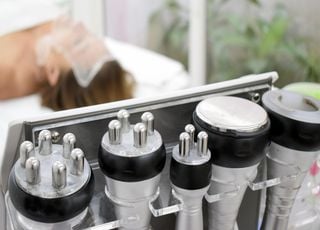 Masques électroluminescents anti-âge : gadget ou vraie alternative aux traitements dermatologiques ?