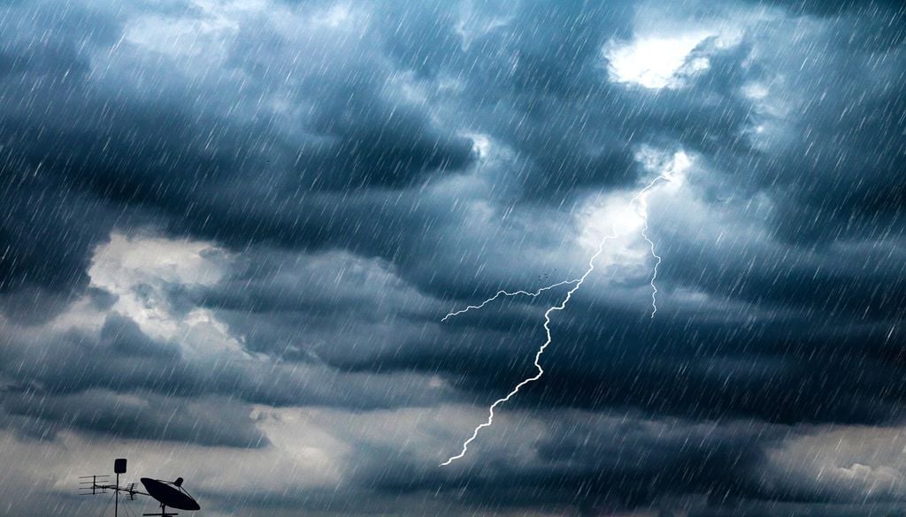 Orage foudre éclair nuage La foudre est un phénomène risqué, qui peut provoquer incendies, dégâts et même des victimes humaines.
