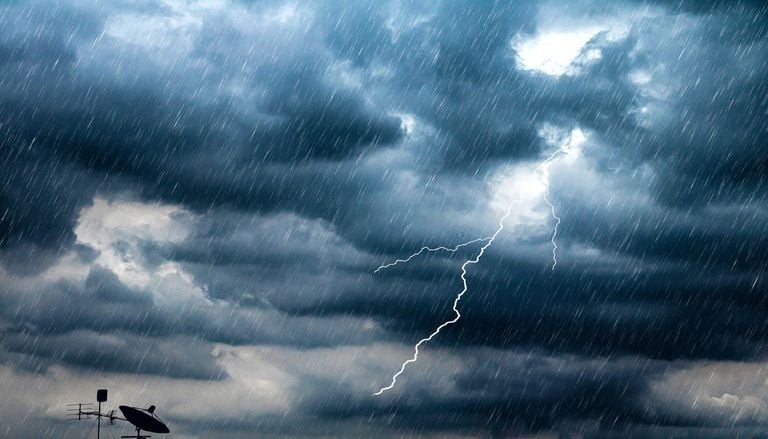 Les orages, un classique de l'&eacute;t&eacute; m&eacute;t&eacute;o en France : voici les diff&eacute;rences entre l'&eacute;clair, la foudre et le tonnerre