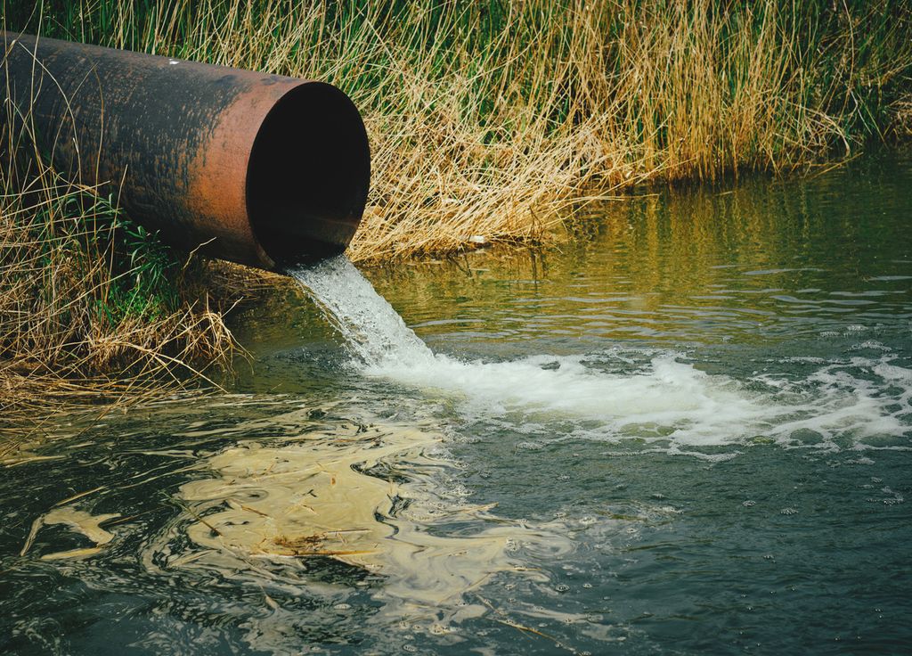 Vidange des eaux usées des canalisations dans la rivière, polluant les cours d'eau et l'écologie.