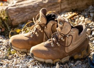 Chaussures, cosmétiques, imperméables… Les polluants éternels sont désormais interdits dans ces produits