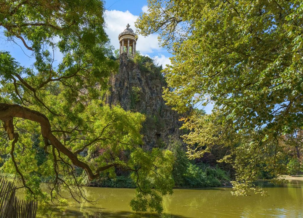 Le parc des Buttes-Chaumont, dans le XIXe arrondissement de Paris et son cadre le cadre bucolique duquel s'inspire Ora Farmhouse. Le parc des Buttes-Chaumont, dans le XIXe arrondissement de Paris et son cadre le cadre bucolique duquel s'inspire Ora Farmhouse.