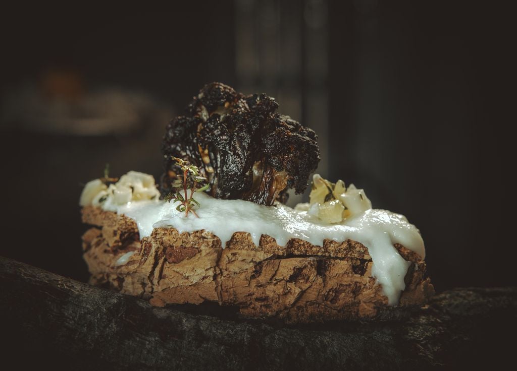 Expérimenter la forêt est le pari osé de Jérémy Galvan. Ici, chou-fleur torréfié, agrumes, amandes. Expérimenter la forêt est le pari osé de Jérémy Galvan. Ici, chou-fleur torréfié, agrumes, amandes.