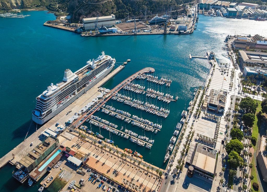 Vue aérienne du port de Carthagène, en Espagne. Bateaux de croisière et petites embarcations à quai.