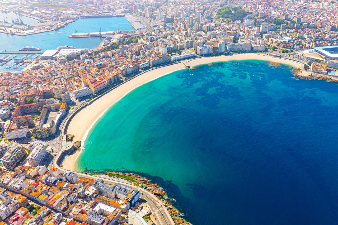 Die nordspanische Hafenstadt A Coruña gehört zu den besten Orten, um das Phänomen zu beobachten. Foto: Adobe Stock