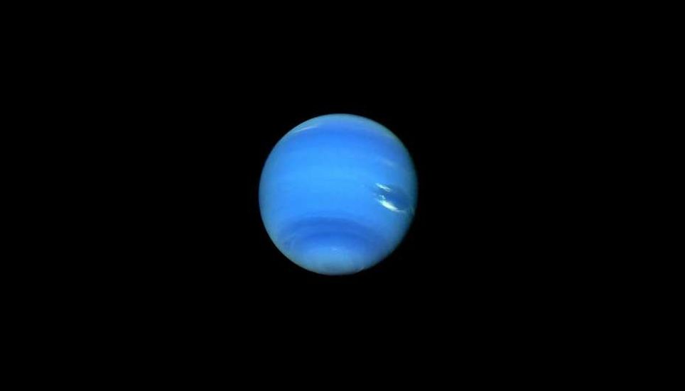 Neptune photographiée par Voyager 2 en 1989, avec des couleurs au contraste renforcé. La comparaison avec les planètes du Système solaire aide à mieux interpréter des mondes de taille intermédiaire comme les super-Terres. Crédit : NASA/JPL.