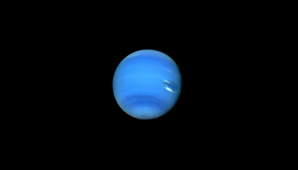 Nettuno fotografato dalla Voyager 2 nel 1989, con colori a contrasto accentuato. Il confronto con i pianeti del Sistema solare aiuta a interpretare mondi di dimensioni intermedie come le super-Terre. Credit: NASA/JPL