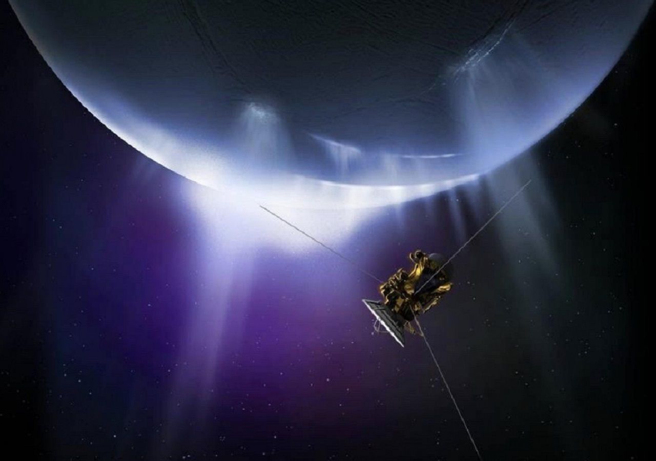 Impresión artística de la nave espacial Cassini volando a través del polo sur de Encélado. Crédito: NASA/JPL-Caltech.