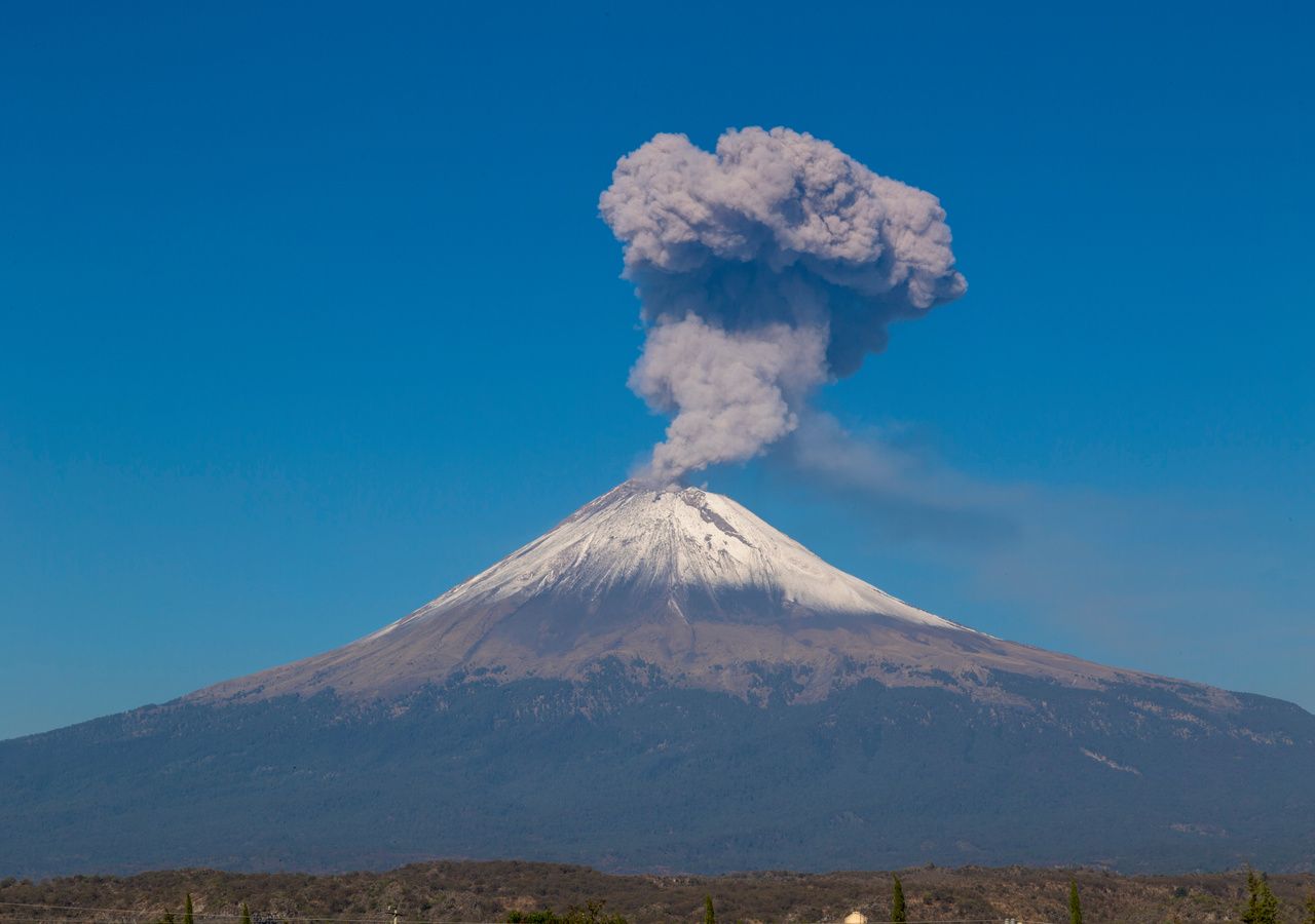 El Popocatépetl se mantiene en el nivel de alerta amarilla fase 2 y que su actividad no representa un riesgo mayor para la población.