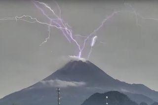 Spektakulärer Blitz schlägt in den Berg Merapi in Indonesien ein!