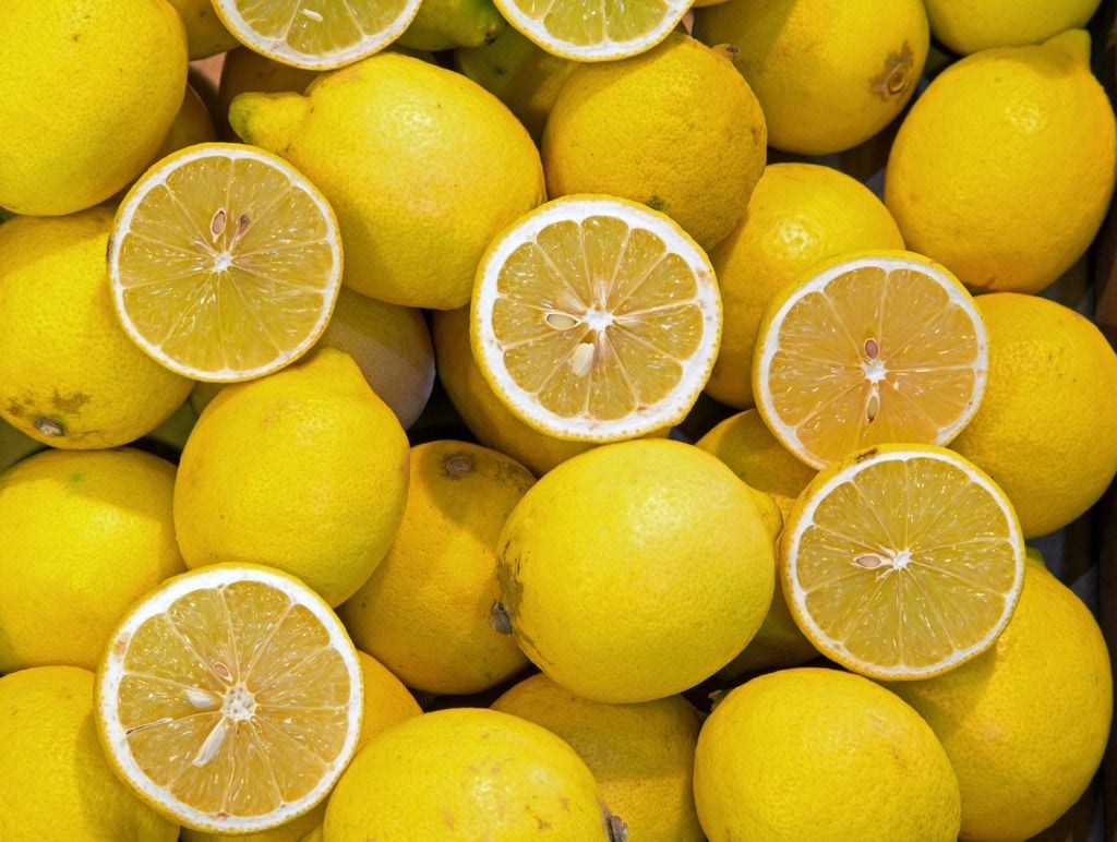 limones amarillos, enteros y cortados por la mitad