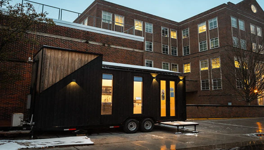 Este "laboratorio en una minicasa", ubicado en el exterior del edificio de Ingeniería Civil Delon y Elizabeth Hampton de la Universidad de Purdue, permite a los investigadores estudiar la calidad del aire interior de forma más exhaustiva que en otros entornos. Crédito: Foto de la Universidad de Purdue/Kelsey Lefever