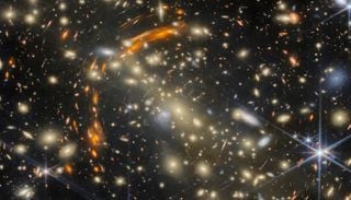 Linseneffekt: Webb zeigt, wie sich fr&uuml;he Galaxien unter dem Einfluss der Gravitation verbiegen