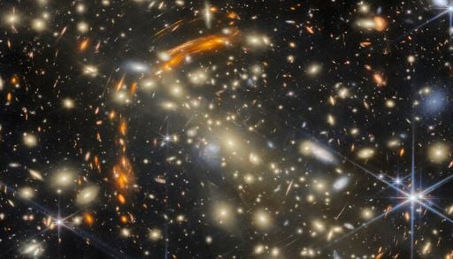 Linseneffekt: Webb zeigt, wie sich fr&uuml;he Galaxien unter dem Einfluss der Gravitation verbiegen