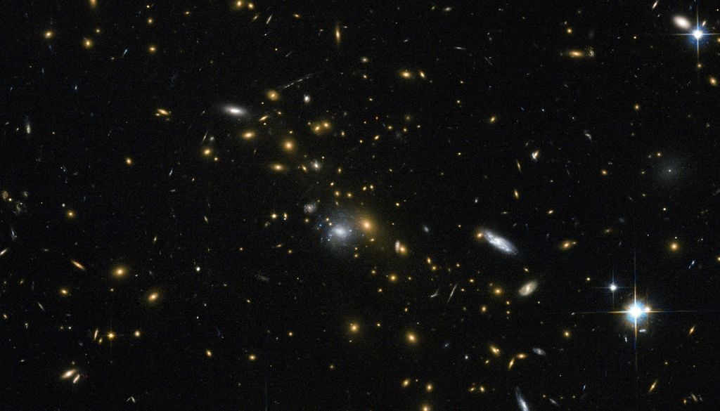 Dieselben Vordergrundgalaxien auf einer alten Aufnahme des Hubble-Weltraumteleskops – hier lassen sich die orangenen Galaxien im Hintergrund noch nicht erkennen. Dieselben Vordergrundgalaxien auf einer alten Aufnahme des Hubble-Weltraumteleskops – hier lassen sich die orangenen Galaxien im Hintergrund noch nicht erkennen. Bild: ESA/Hubble & NASA, Nick Rose
