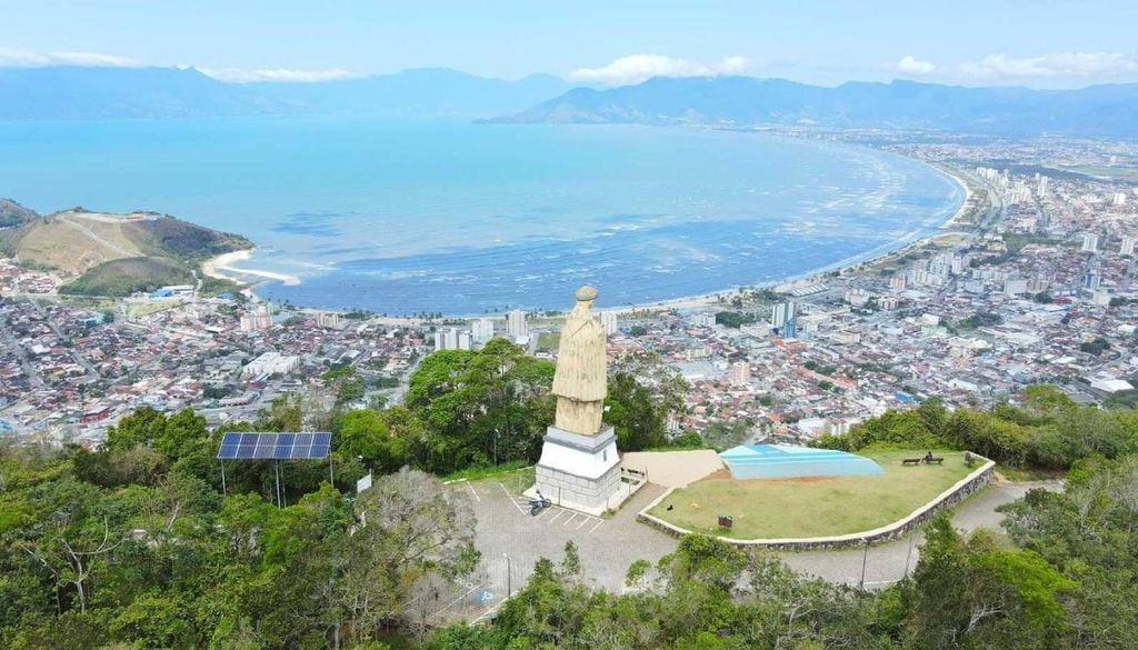 O Morro de Santo Antônio tem 325 metros de altura e conta com estrada de acesso, áreas para caminhadas e uma grande estátua do padroeiro da cidade no topo. O local também abriga uma plataforma de voo livre. Crédito: Divulgação.